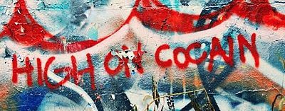 Schriftzug "High on Cocain" auf Grafittiwand